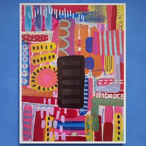 Puede incluir: Pintura abstracta con un dise&ntilde;o geom&eacute;trico colorido. La pintura presenta una variedad de formas, l&iacute;neas y colores, incluyendo rojo, azul, amarillo, verde y negro. La palabra "Embrace" est&aacute; escrita en letras blancas sobre un fondo verde.