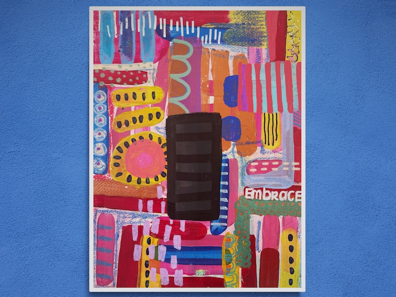 Puede incluir: Pintura abstracta con un dise&ntilde;o geom&eacute;trico colorido. La pintura presenta una variedad de formas, l&iacute;neas y colores, incluyendo rojo, azul, amarillo, verde y negro. La palabra "Embrace" est&aacute; escrita en letras blancas sobre un fondo verde.