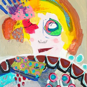 K&ouml;nnte beinhalten: Abstrakte Acrylmalerei einer skurrilen Figur mit einem gro&szlig;en Auge und bunten Haaren. Das Kunstwerk zeigt eine Palette leuchtender Farben, darunter Gelb, Rosa, Blau und Gr&uuml;n. Die Figur hat eine Krone und einen gemusterten Kragen.