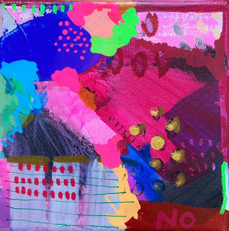 Puede incluir: Pintura abstracta sobre lienzo con colores brillantes, incluyendo rosa, azul, verde y dorado. La pintura presenta formas geom&eacute;tricas y patrones, y la palabra "NO" est&aacute; escrita en rosa en la parte inferior.