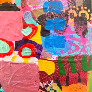 Peut inclure: Peinture abstraite aux formes et aux coups de pinceau audacieux et color&eacute;s. La peinture pr&eacute;sente un m&eacute;lange de peinture rose, bleue, verte, jaune, orange et noire. Les couleurs sont vives et les coups de pinceau sont expressifs.