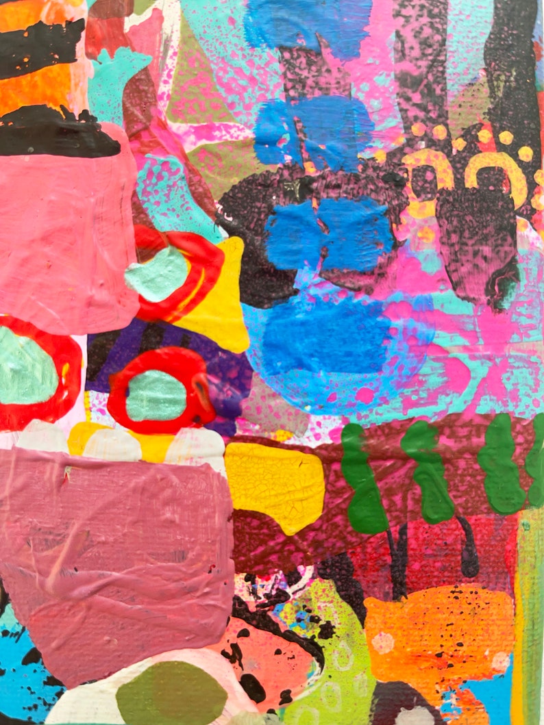 Peut inclure: Peinture abstraite aux formes et aux coups de pinceau audacieux et color&eacute;s. La peinture pr&eacute;sente un m&eacute;lange de peinture rose, bleue, verte, jaune, orange et noire. Les couleurs sont vives et les coups de pinceau sont expressifs.