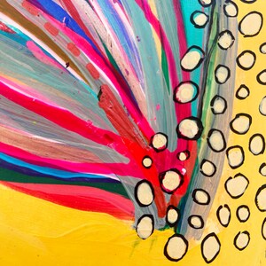 Puede incluir: Pintura abstracta con fondo amarillo, que presenta una explosi&oacute;n de l&iacute;neas coloridas y un grupo de c&iacute;rculos blancos con contornos negros.