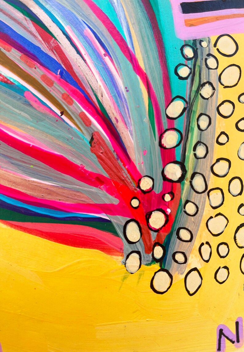 Puede incluir: Pintura abstracta con fondo amarillo, que presenta una explosi&oacute;n de l&iacute;neas coloridas y un grupo de c&iacute;rculos blancos con contornos negros.