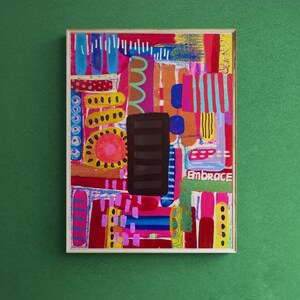 Puede incluir: Pintura abstracta con un dise&ntilde;o geom&eacute;trico colorido. La pintura presenta una variedad de formas y colores, incluyendo rojo, rosa, azul, verde, amarillo y negro. La palabra "Embrace" est&aacute; escrita en verde en la pintura.