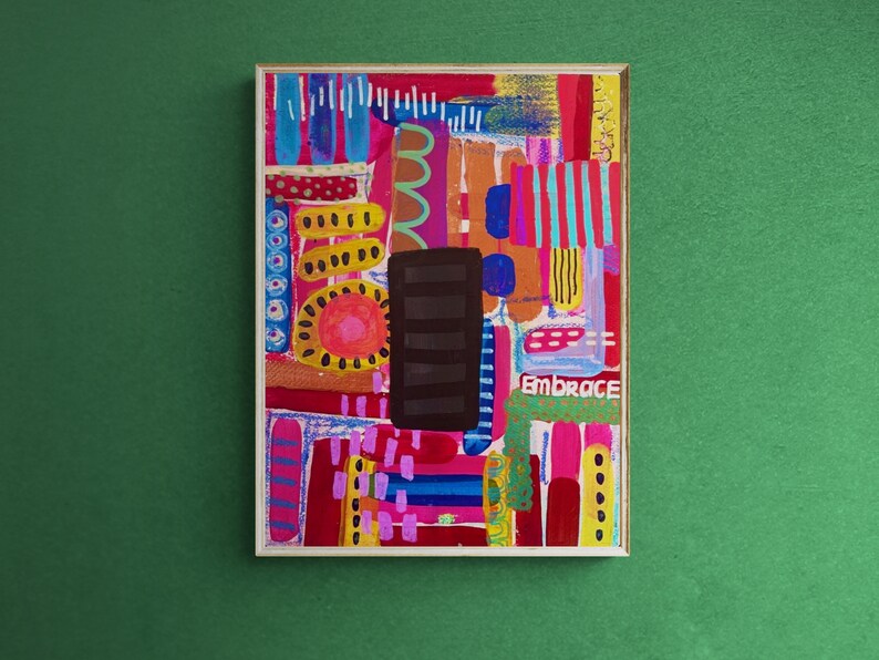 Puede incluir: Pintura abstracta con un dise&ntilde;o geom&eacute;trico colorido. La pintura presenta una variedad de formas y colores, incluyendo rojo, rosa, azul, verde, amarillo y negro. La palabra "Embrace" est&aacute; escrita en verde en la pintura.