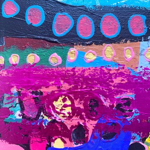 Pode incluir: Pintura abstrata com um esquema de cores vibrante rosa, azul, amarelo e preto. A pintura apresenta uma variedade de formas e texturas, incluindo c&iacute;rculos, pontos e linhas.