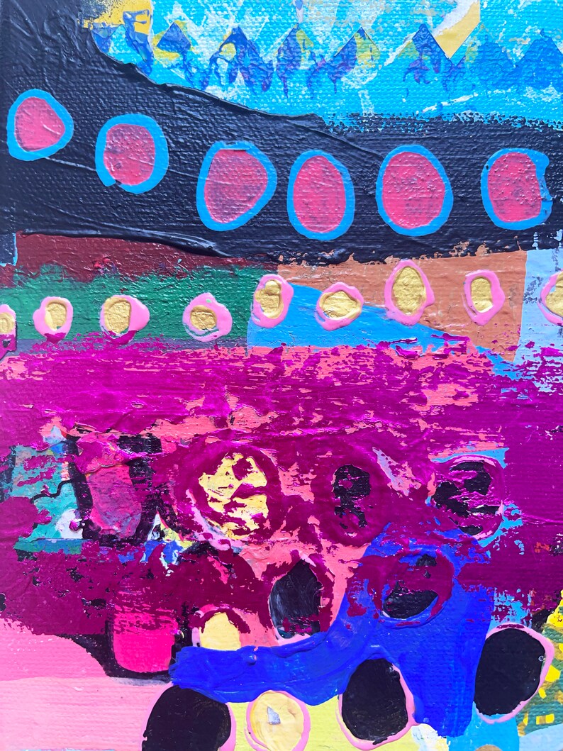 Pode incluir: Pintura abstrata com um esquema de cores vibrante rosa, azul, amarelo e preto. A pintura apresenta uma variedade de formas e texturas, incluindo c&iacute;rculos, pontos e linhas.