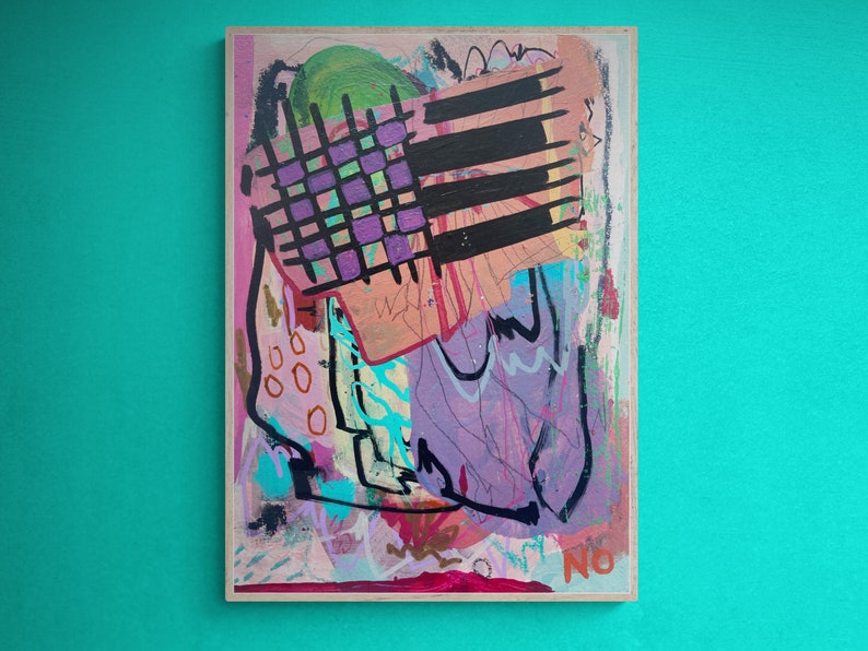 Peut inclure: Peinture abstraite sur toile avec un sch&eacute;ma de couleurs rose, violet, vert et noir. La peinture pr&eacute;sente un motif de grille, des rayures et des formes organiques.