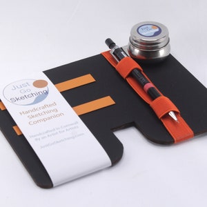 JustGoSketching Companion de 8 x 5,8 pulgadas / Para álbumes de recortes tamaño A5 y superior / Incluye tablero, bote de agua y portalápices / Estuche opcional
