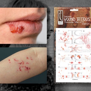 Puede incluir: Una hoja de tatuajes temporales de heridas con varios tipos de heridas de aspecto realista, incluyendo cortes, raspaduras y ampollas. Los tatuajes están diseñados para efectos de maquillaje profesional y están etiquetados como "Twilight Creations".