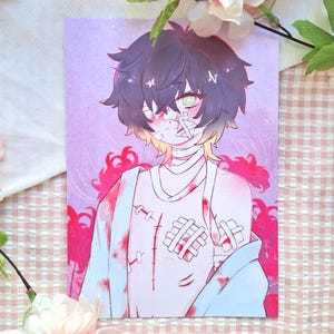 Puede incluir: Ilustración de estilo anime de un personaje con cabello oscuro, ojos verdes y vendajes. El personaje lleva una camiseta sin mangas blanca y una chaqueta azul claro, con acentos rojos que sugieren sangre. El fondo es morado suave con elementos florales rojos.