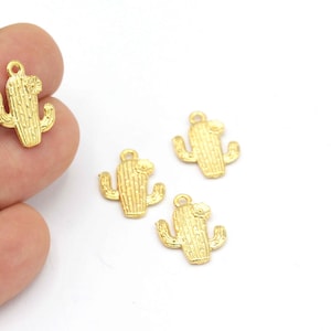 24K ゴールドメッキ サボテンチャーム、サボテンペンダント、サボテンイヤリングチャーム、サボテンネックレス、ネックレスペンダント、(14 x 19 mm)、2 個、ALT-665