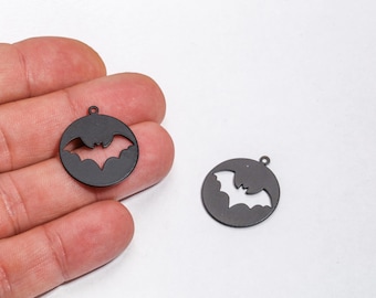 Breloque chauve-souris ronde plaquée noire, pendentif enduit noir pour bijoux d'Halloween, breloque chauve-souris élégante, pendentif circulaire pour bijoux effrayants, LZ-1512-4