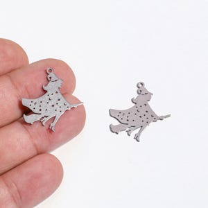 Breloque sorcière volante en acier inoxydable, pendentif sorcière sur balai, résultats d'Halloween, collier de sorcière avec détail lune et étoile, fabrication bricolage, LZ-2988