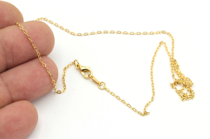 Puede incluir: Un collar de cadena de oro con cierre de langosta.