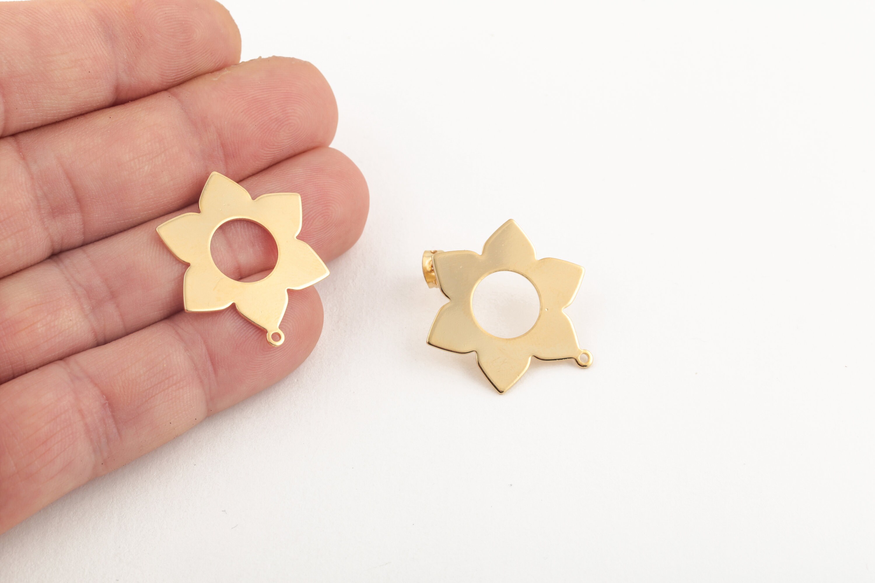 24K ゴールド メッキ フラワー イヤリング、デイジー スタッド