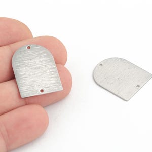 Rodiumpläterad texturerad bågformad D-formad berlock, D-formad kontakt, texturerad metallberlock, geometriska smycken, gör-det-själv-tillbehör, SLV-660