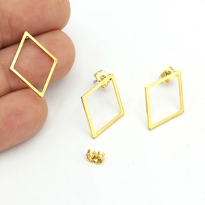 Pode incluir: Um par de brincos geométricos em forma de diamante de cor dourada com um design simples e minimalista. Os brincos são feitos de metal e têm um fecho de poste.