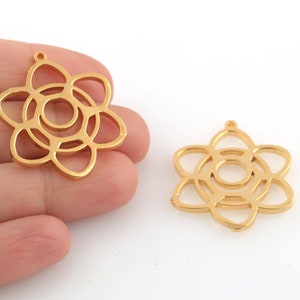 24k Gold Plated Flower Pendant, Flower Medallion, Daisy Flower Jewelry, Daisy Charms, Gold Plated Daisy Necklace, 1pcs, 27x33mm, ALT-1146