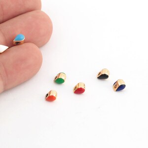 Puede incluir: Surtido de pequeñas cuentas en forma de lágrima con detalles dorados. Las cuentas son de varios colores, incluyendo blanco, azul, verde, rojo, negro y azul oscuro.