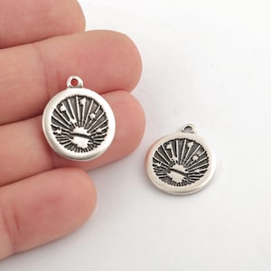Antiker silberner Sunburst-Augen-Anhänger, handgemachter mystischer Sonnen-Anhänger, alter Symbol-Augen-Anhänger, Weinlese-Boho-Charme, Schmuckzubehör, ESK-44