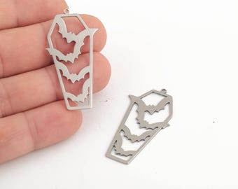 Ciondolo a forma di bara e pipistrelli in acciaio inossidabile, ciondolo a forma di bara tagliato al laser, ciondolo di Halloween con design a forma di pipistrello, gioielli da vampiro e horror, fai da te, LZ-256-1