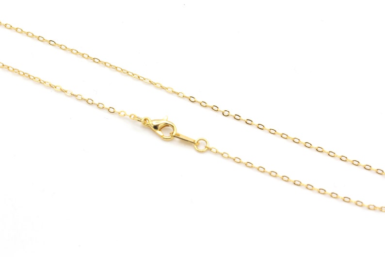 Puede incluir: Un collar de cadena de oro con cierre de langosta.