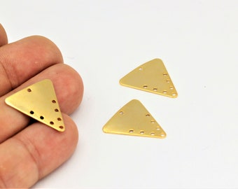 Könnte beinhalten: Drei goldene dreieckige Metallanhänger mit kleinen Löchern an den Rändern. Die Anhänger sind etwa 2,5 cm groß.