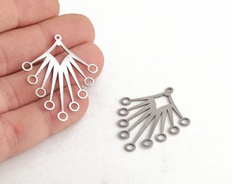 Puede incluir: Dos blanks de pendientes de metal plateado con un diseño geométrico. Cada blank tiene un bucle en la parte superior para sujetar un gancho de pendiente.