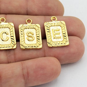 24k Glänzend Gold Quadrat Buchstabe, Buchstaben Charms, Alphabet Buchstaben Charm, Buchstaben Halskette, personalisierte Halskette, Medaillon Charms 15x24mm ALT-285