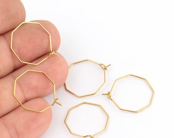 Puede incluir: Cuatro pendientes de aro de forma octogonal de color dorado con cierre de aro.