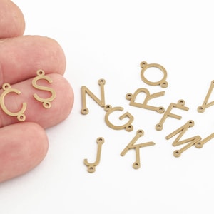 Dijes de letras de latón crudo, colgante de alfabeto de dos agujeros, pulsera con letras, colgante con monograma personalizado, conector personalizable para colgante de letras, HM-664