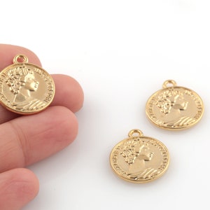 Pendente Elizabeth placcato oro lucido 24k, medaglione Queen Elizabeth, Queen Elizabeth Charms, monete Elizabeth, 1pcs, 19x23mm, ALT-1081