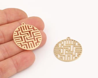 以下が含まれることがあります： 幾何学的な迷路のようなデザインの、2つの金色の丸いペンダントチャーム。各チャームの上部には、チェーンや他のジュエリーコンポーネントに取り付けるための小さなループが付いています。チャームは白い背景に表示されています。