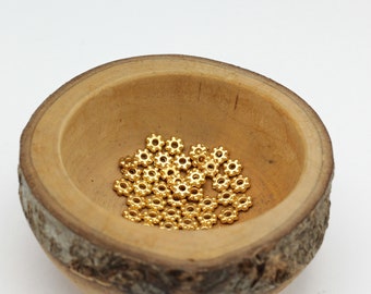 25 st 5 mm 24k glänsande guldpläterade blompärlor, blomdistanspärlor, guldpläterade distanspärlor, armbandspärlor, smyckesleverantör, ALT-36