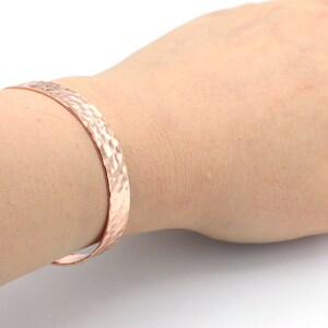 Rose vergoldet gehämmert gehämmert Armreif, von Hand gemacht Armband, verstellbare Armband, gehämmert Manschette Armreif, poliert Armband, 1 Stk, (8x155mm), BLZ-12