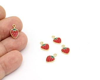 Puede incluir: Cinco abalorios de color dorado en forma de fresa con esmalte rojo y hojas verdes. Los abalorios tienen un bucle en la parte superior para sujetarlos a joyas u otras manualidades.