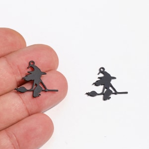 Breloque sorcière volante, breloque sorcière sur balai, silhouette volante pour bijoux DIY, fournitures de bijoux pour Halloween, breloque boucle d'oreille noire, LZ-1549-5