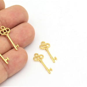 24k oro brillante chapado encantos clave, collar de clave histórica, hallazgos de latón, conector, encantos de la clave de latón, 2 piezas, (9x25 mm) ALT-170