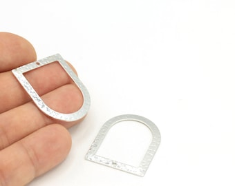 Arco martillado plateado D en forma de corte fino colgante encanto en blanco, plata plateado pendiente hallazgos del conector, 1 unids (28x35mm) SLV-176