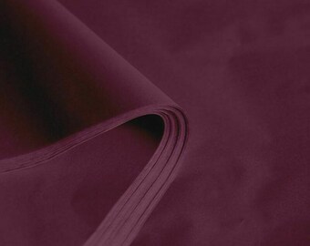 Könnte beinhalten: Ein Stapel tief burgunderfarbenes Seidenpapier, mit einer gebogenen Kante, die die geschichteten Blätter zeigt. Das Papier hat eine glatte, matte Oberfläche und eine satte, gesättigte Farbe, ideal zum Geschenkverpacken oder Basteln.