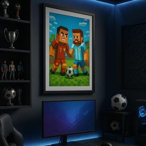 Może przedstawiać: Oprawiony wydruk pikselowych grafik przedstawiający dwóch piłkarzy, jednego w czerwono-czarnym stroju, a drugiego w jasnoniebieskim stroju, grających na zielonym boisku. Wydruk wisi na czarnej ścianie z monitorem komputerowym i klawiaturą na pierwszym planie.