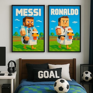Może przedstawiać: Dwa oprawione plakaty z pikselowanymi obrazami piłkarzy jeżdżących na kurach. Plakaty są czarne z białymi ramkami i zawierają napisy "MESSI" i "RONALDO".