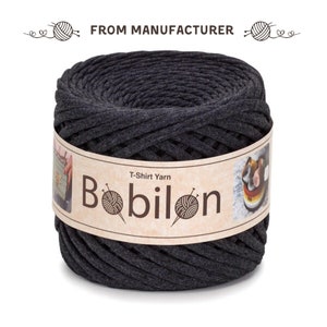 Könnte beinhalten: Ein Knäuel dunkelgraues T-Shirt-Garn, beschriftet mit "Bobilon" und "T-Shirt Yarn".