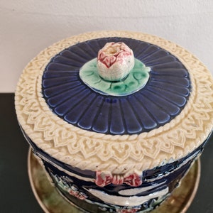 Victoriaanse Majolica Kaasschotel / Kaasstolp 1880-1889 met vogel en bloesemdecoratie afbeelding 5