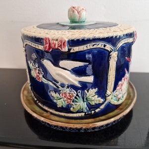 Victoriaanse Majolica Kaasschotel / Kaasstolp 1880-1889 met vogel en bloesemdecoratie afbeelding 1