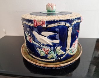 Victoriaanse Majolica Kaasschotel / Kaasstolp (1880-1889) met vogel- en bloesemdecoratie