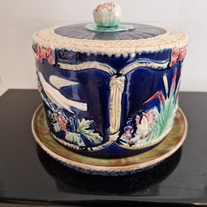 Victoriaanse Majolica Kaasschotel / Kaasstolp 1880-1889 met vogel en bloesemdecoratie afbeelding 3