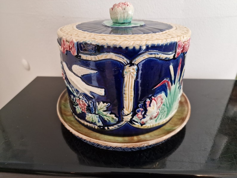 Victoriaanse Majolica Kaasschotel / Kaasstolp 1880-1889 met vogel en bloesemdecoratie afbeelding 3